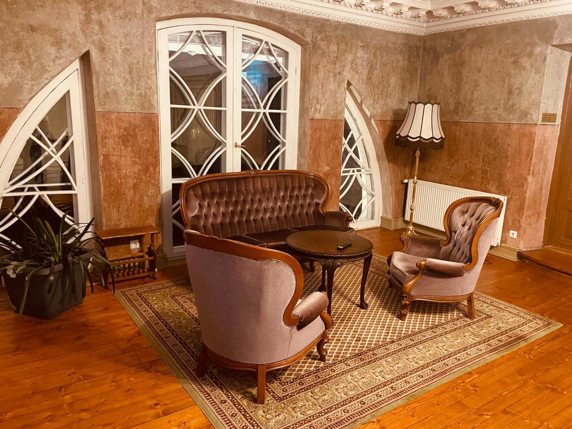 Mois & Manor Hotel *
